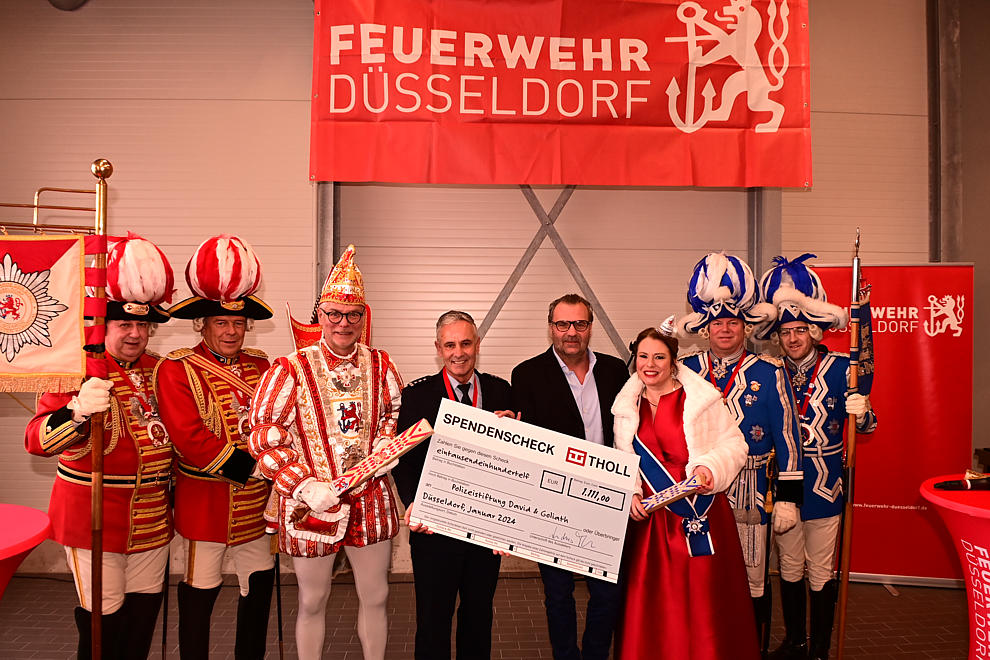 Düsseldorfer Prinzenpaar sammelt Spenden für im Dienst verletzte Einsatzkräfte der Polizei und Feuerwehr